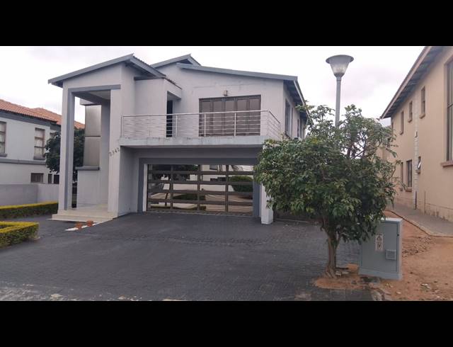 4 BEDROOM FREEHOLD FOR SALE IN WOODHILL ESTATE